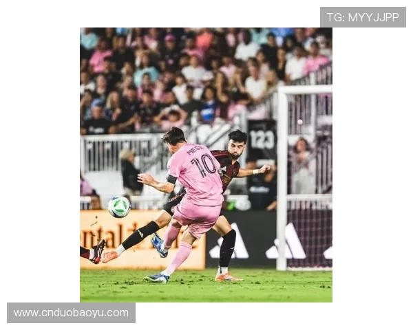 拥抱梅西、敲 C 罗房门：足坛粉丝的疯狂行为大起底